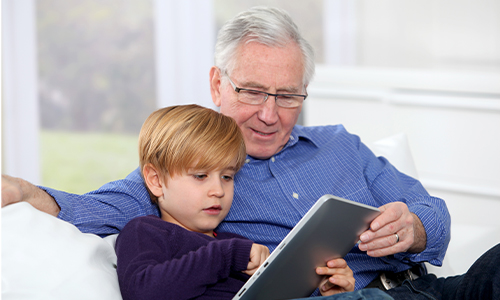 abuelo-nieto-tablet