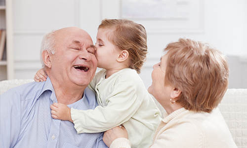 abuelos-sonriendo-nieto